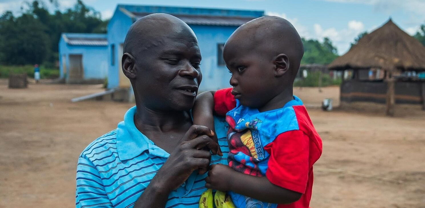 In 2019, Cyclone Idai swept over Mozambique. Due to the cyclone and heavy rainfall, the river by which Adrian (59) lived overflowed. He lost everything: his house and all his crops were destroyed by the water. He was taken in by Dorcas and received food and hygiene materials. A year after the cyclone, Adrian moved […]